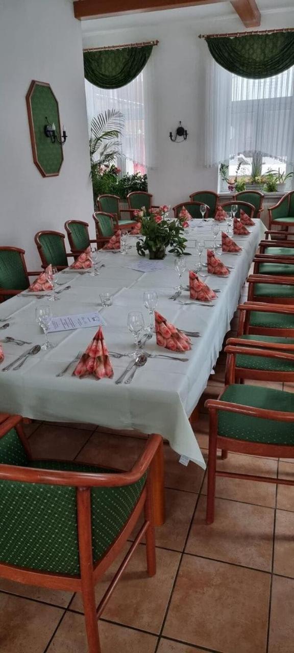 האסלפלדה Hotel Zur Krone מראה חיצוני תמונה