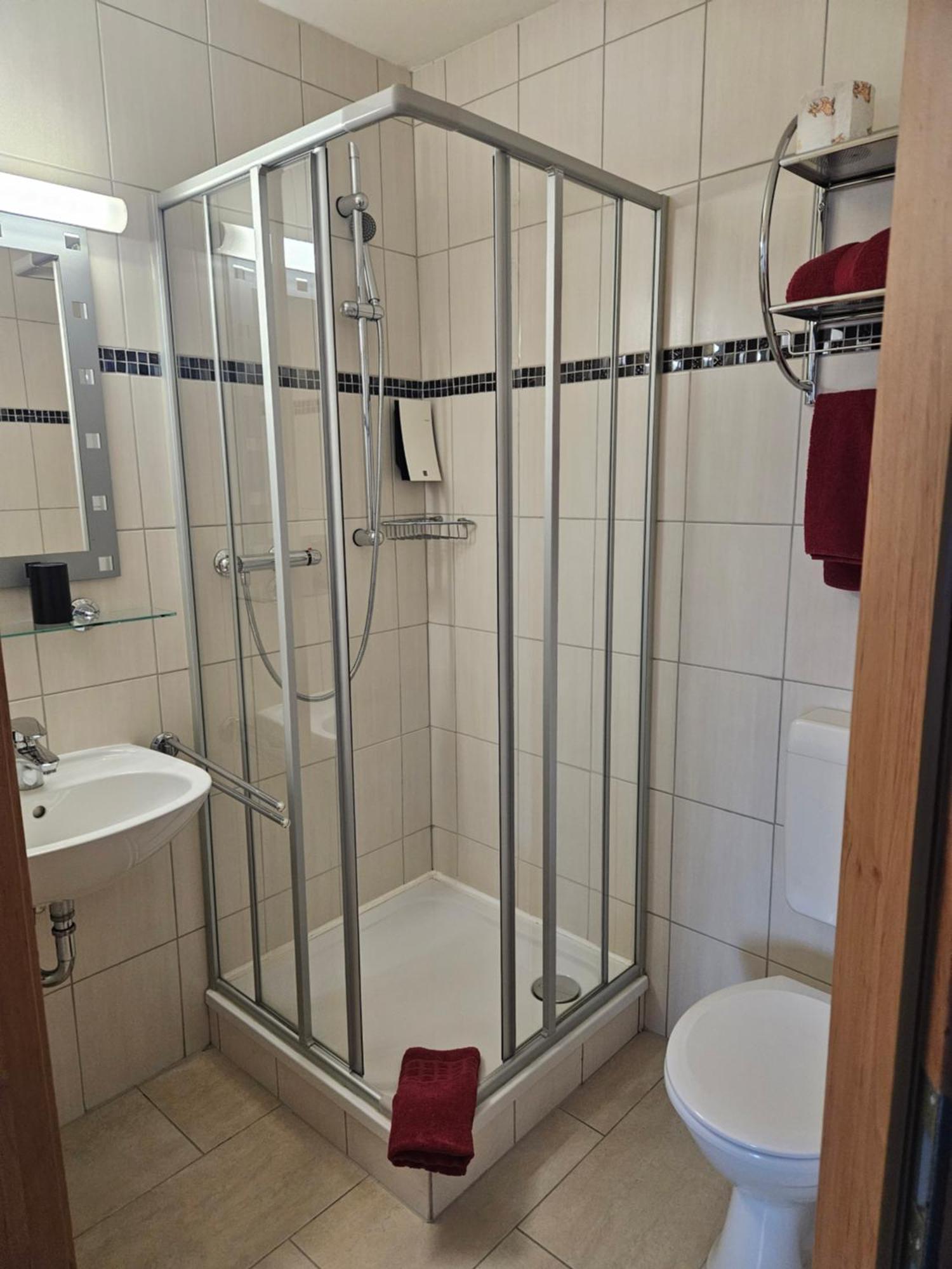 האסלפלדה Hotel Zur Krone מראה חיצוני תמונה